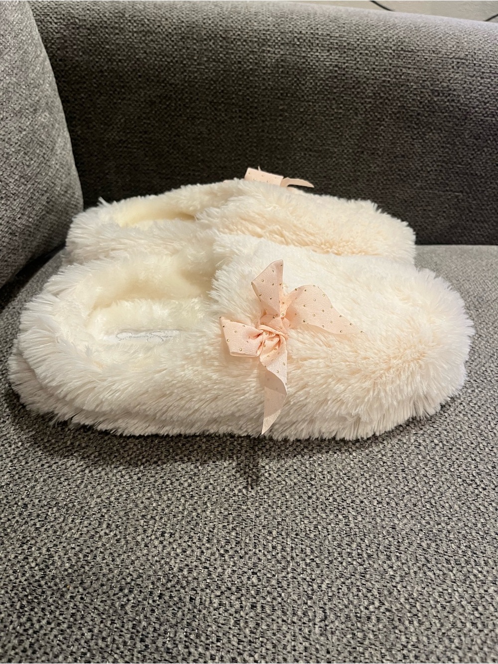 Jessica Simpson Cream Faux-Fur Bow Slip-On Slippers